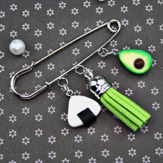 Broszka onigiri i awokado