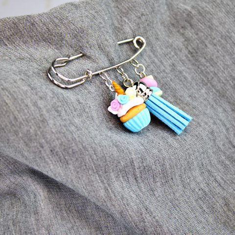 Broszka babeczka jednorożec